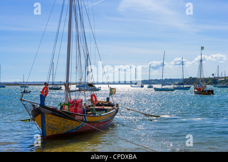 Barca da pesca nel porto di Alvor, vicino a Portimao Algarve Foto Stock