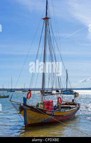 Barca nel porto di Alvor, vicino a Portimao Algarve Foto Stock