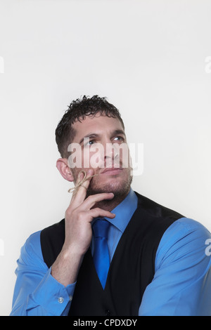 Bel uomo d affari con un pezzo di spago legato intorno al suo dito in modo hes non andare a dimenticare qualcosa Foto Stock