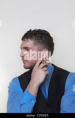 Bel uomo d affari con un pezzo di spago legato intorno al suo dito in modo hes non andare a dimenticare qualcosa Foto Stock