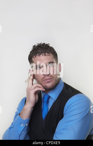 Bel uomo d affari con un pezzo di spago legato intorno al suo dito in modo hes non andare a dimenticare qualcosa Foto Stock