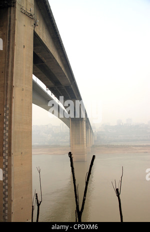 Una vista da sotto il ponte Shibanpo oltre il Yangtze. Fu costruita dal 1977 al 1980 Foto Stock