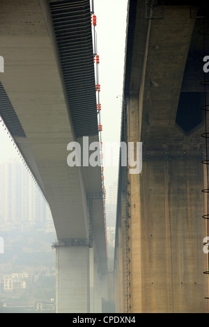 Una vista da sotto il ponte Shibanpo oltre il Yangtze. Fu costruita dal 1977 al 1980 Foto Stock