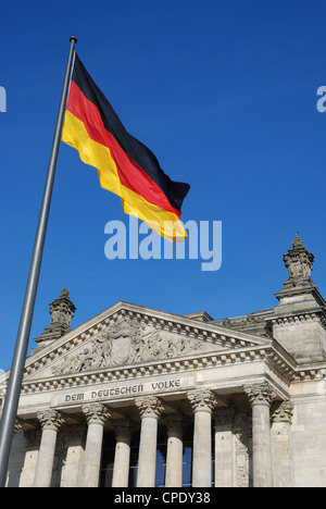La bandiera tedesca di fronte al Reichstag di Berlino, Germania. Foto Stock