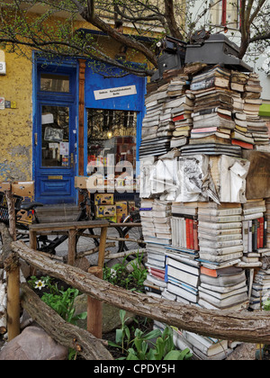 Libri impilati al di fuori di una seconda mano book shop su Schönleinstraße, Kreuzberg di Berlino, Germania. Foto Stock