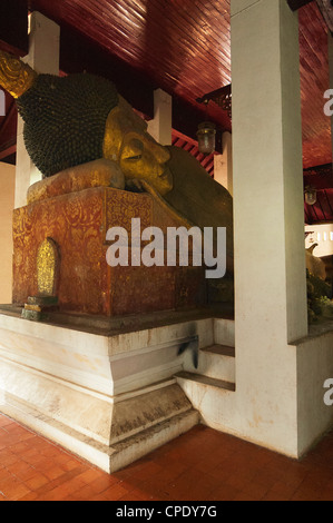 Elk208-6118v Thailandia, Nan, Wat Phra That Chae Haeng, Buddha reclinato figura Foto Stock