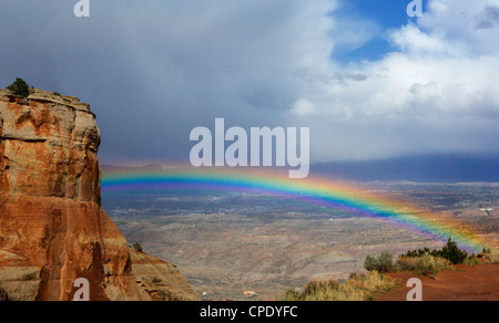 Bright rainbow su Grand Junction da Colorado National Monument Park Foto Stock