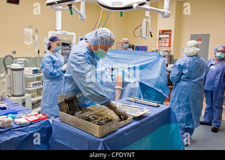 Chirurgo ortopedico preparazione paziente per artroscopica chirurgia del ginocchio in un ospedale in sala operatoria suite Foto Stock