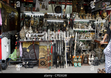 Decorazione buddista nel negozio di antiquariato presso il Mercato del fine settimana di Chatuchak Foto Stock