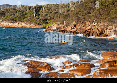 Kayak lungo la costa di Schouten Island, Parco Nazionale di Freycinet Foto Stock