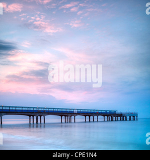 Boscombe Pier al crepuscolo, Bournemouth Dorset, Inghilterra. Foto Stock