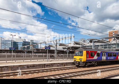 Una vista di Leeds Stazione ferroviaria dalla piattaforma. Foto Stock