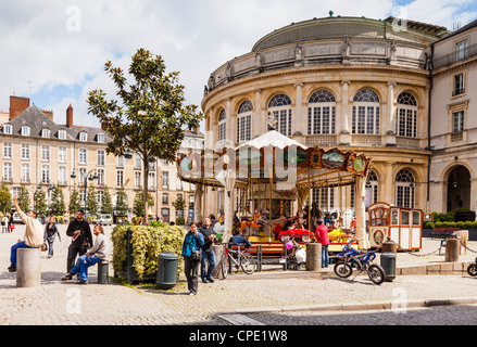 Una scena in Place de la Mairie, Rennes, Brittany, Francia. Foto Stock