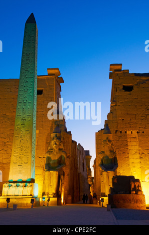 Obelisco di Ramesse II e il Tempio di Luxor, Tebe, Sito Patrimonio Mondiale dell'UNESCO, Egitto, Africa Settentrionale, Africa Foto Stock