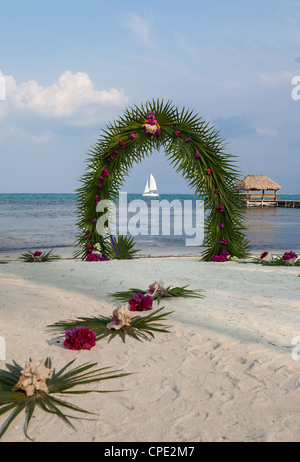 Ambergris Caye Belize matrimonio sulla spiaggia Arch, barca a vela e Pier Foto Stock