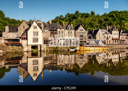 Il pittoresco porto medievale di Dinan sull'estuario della Rance, Bretagna Francia Foto Stock