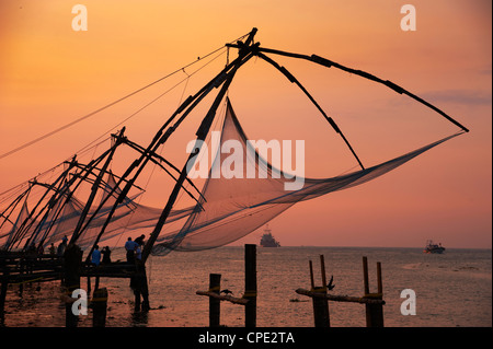 Cinese di reti da pesca, Cochin, Kerala, India, Asia Foto Stock