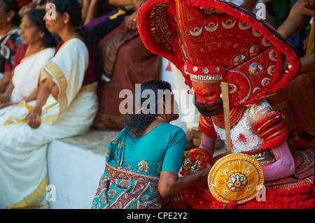 Uomo in costume che rappresenta un dio alla cerimonia Teyyam, vicino Kannur, Kerala, India, Asia Foto Stock