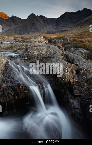 Il Black Cuillin Hills visto dal pool di Fairy circuito, Glen fragile, Isola di Skye, Ebridi Interne, Scotland, Regno Unito Foto Stock