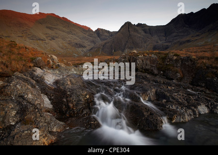 Il Black Cuillin Hills visto dal pool di Fairy circuito, Glen fragile, Isola di Skye, Ebridi Interne, Scotland, Regno Unito Foto Stock