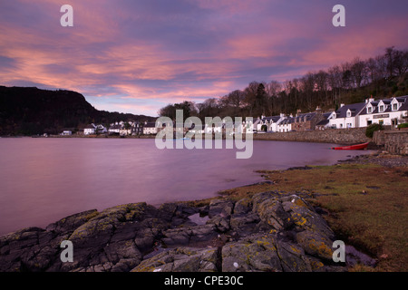 Un incredibile cielo all'alba sopra il villaggio pictiresque di Plockton, Ross-Shire, Scotland, Regno Unito, Europa Foto Stock