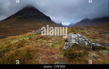 Basse nubi pende su Glencoe, Argyll, Scotland, Regno Unito, Europa Foto Stock