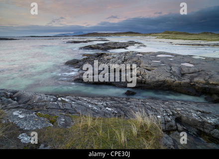 Una bella moody tramonto sulla spiaggia a Sanna Bay, Argyll and Bute, Scotland, Regno Unito, Europa Foto Stock