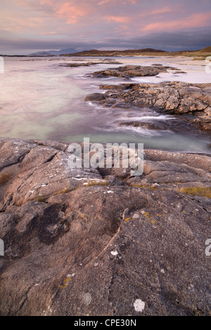 Una bella moody tramonto sulla spiaggia a Sanna Bay, Argyll and Bute, Scotland, Regno Unito, Europa Foto Stock