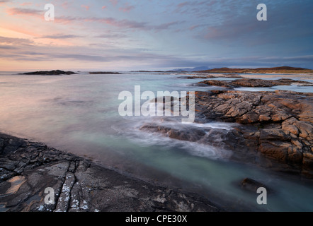 Una bella moody tramonto sulla spiaggia a Sanna Bay, Argyll and Bute, Scotland, Regno Unito, Europa Foto Stock