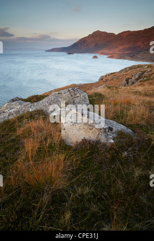 Una vista di Loch Hourn guardando verso le acque del suono di Sleat, Armisdale, Ross shire, Scotland, Regno Unito, Europa Foto Stock