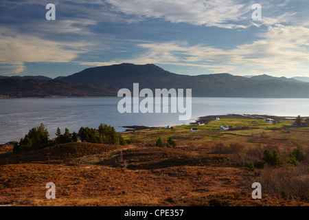 Una vista attraverso il suono di Sleat verso la terraferma scozzese dal Kylerhea, Isola di Skye, Ebridi Interne, Scotland, Regno Unito Foto Stock