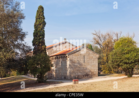 Il romanico Sao Miguel Cappella, vicino al castello di Guimaraes, dove molti cavalieri medievali sono sepolti. Città di Guimaraes, Portogallo. Foto Stock