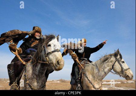 Due il kazako il cacciatore con aquile reali. Foto Stock