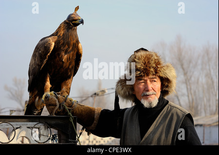 Vecchio cacciatore kazako Abylkhak con il suo golden eagle. Foto Stock