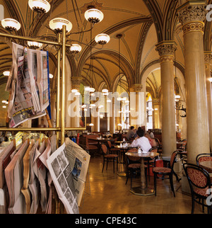 Cafe centrale interno, famosa casa di caffè utilizzato da artisti e scrittori, Vienna, Austria, Europa Foto Stock