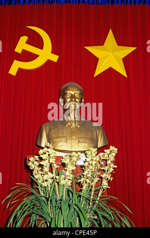 Busto di Ho Chi Minh e vietnamita bandiera socialista, Vietnam, Indocina, Asia sud-orientale, Asia Foto Stock