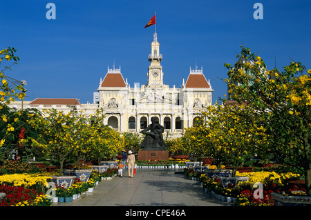 Hotel de Ville (Ho Chi Minh City Hall) decorato per il Capodanno cinese, la città di Ho Chi Minh (Saigon), Vietnam, Indocina Foto Stock