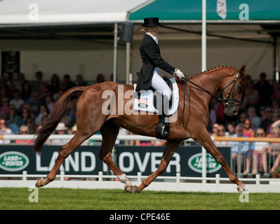 Sinead Halpin e Manoir De Carneville - Il 2° giorno di dressage, Land Rover Burghley Horse Trials 2011. Stamford REGNO UNITO Foto Stock