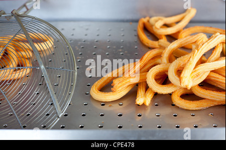 Churros fritti crullers spagnolo frittelle di farina su acciaio inossidabile cucina Foto Stock