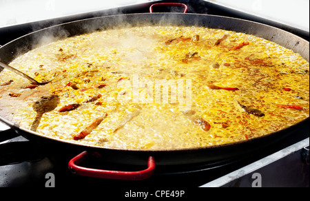 Riso paella tipiche da Valencia Spagna la cottura in pentola grande Foto Stock