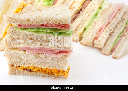 Selezione di panini davanti ad un piatto di vari ripieni al buffet Foto Stock