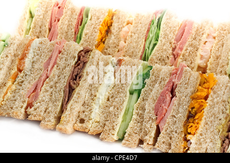 Righe di panini fatti con il pane affettato e tagliata in triangoli Foto Stock