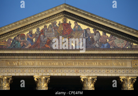 Mosaico di Santo Stefano sulla parte anteriore dell'Art Exhibition Hall, Piazza degli Eroi, Budapest, Ungheria, Europa Foto Stock