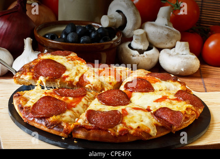 Salsiccia per pizza e Pizza di formaggio Foto Stock