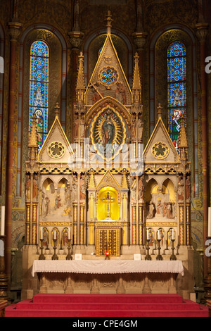 Lo stile gotico altare, la Chiesa di Mattia (Matyas-Templom), il Sito Patrimonio Mondiale dell'UNESCO, Buda, Budapest, Ungheria, Europa Foto Stock