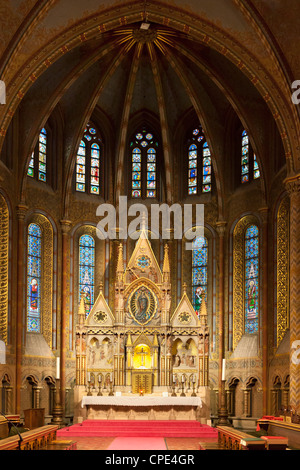 Lo stile gotico altare, la Chiesa di Mattia (Matyas-Templom), il Sito Patrimonio Mondiale dell'UNESCO, Buda, Budapest, Ungheria, Europa Foto Stock