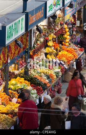 Bancarelle di frutta e verdura, mercato centrale (Kozponti Vasarcsarnok), Budapest, Ungheria, Europa Foto Stock