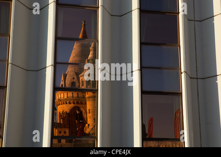 Il Bastione dei Pescatori (Halaszbastya) riflesso in windows di Hilton Hotel, Buda, Budapest, Ungheria, Europa Foto Stock