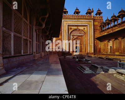 Parte del cortile principale degli abbandonati di mughal città di Fatehpur Sikri nello stato di Rajahstan, India settentrionale. Foto Stock