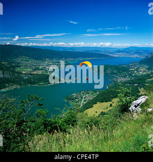 Vista sul lago con il parapendio, il lago di Annecy, Rhone Alpes, Francia, Europa Foto Stock